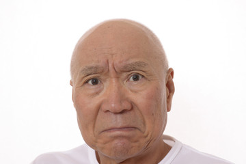 困った顔の日本人シニア