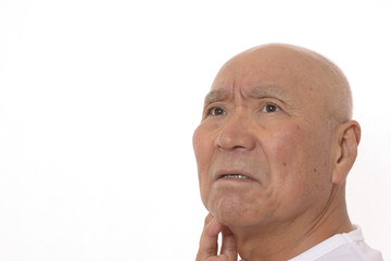 困った顔の日本人シニア