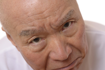 怒り顔の日本人シニア