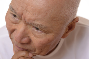 怒り顔の日本人シニア