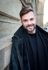 Portrait Mann mit Bart in Stadt, Mode, jung, Business