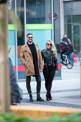 Obraz premium Attraktives junges Paar geht in der Stadt spazieren, einkaufen, shoppen, Hand in Hand - Mann und Frau in Modischer Kleidung im Herbst
