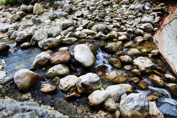 Fototapeta premium water flowing through the rocks