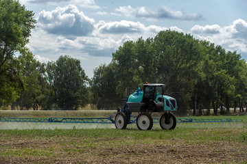 Ukraine, on August 31, 2017, the raptor 3240 tractor bee-farm introduces fertilizers