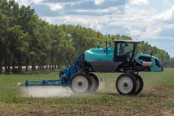 Ukraine, on August 31, 2017, the raptor 3240 tractor bee-farm introduces fertilizers