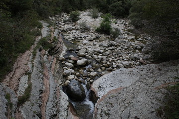 Obraz premium water flowing through the rocks