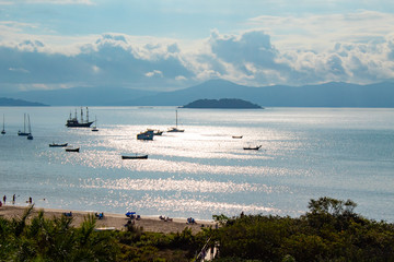 Céu azul entre nuvens na praia de Cachoeira do Bom Jesus, Florianópolis - Santa Catarina, Brasil