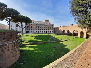 Fototapeta na wymiar Roma - Scorcio panoramico dal parco di Castel Sant'Angelo