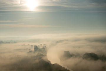 Blick auf den Main im Frühnebel