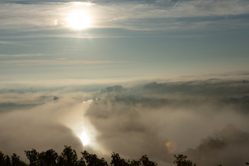 Blick auf den Main im Frühnebel