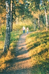 Пара в осеннем лесу