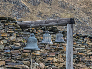 Uschguli liegt auf einer mittleren Höhe von ungefähr 2150 m im Großen Kaukasus in der Gliederungszone des Felsenkamms (1500 m bis 3629 m)w