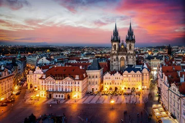 Küchenrückwand glas motiv Prag am Abend: Blick auf die Marienkirche am alten Platz der Altstadt mit Lichtern und rotem Himmel, Tschechiche Republik © moofushi