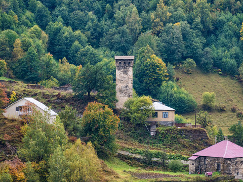 Uschguli liegt auf einer mittleren H&ouml;he von ungef&auml;hr 2150 m im Gro&szlig;en Kaukasus in der Gliederungszone des Felsenkamms (1500 m bis 3629 m)w