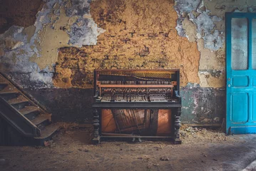 Fotobehang Oude piano in een fabriek © Damblon Dimitri
