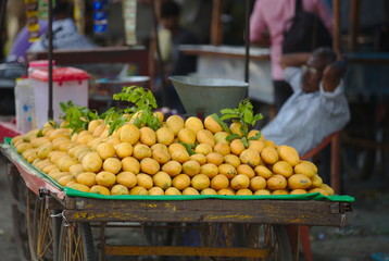 NB__7610 Orange mangos on display for sale in a market