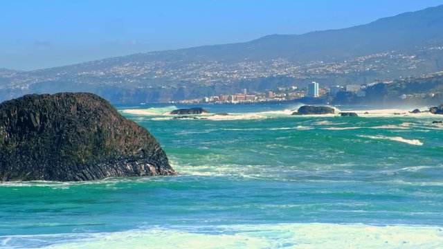 Zoom - Las Aquas ein kleiner Ort an der Nordk&uuml;ste von Teneriffa. Bekannt und gerne besucht wegen dieser vorgelagerten  Felsen.