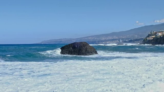 Zoom - Las Aquas ein kleiner Ort an der Nordk&uuml;ste von Teneriffa. Bekannt und gerne besucht wegen dieser vorgelagerten  Felsen.