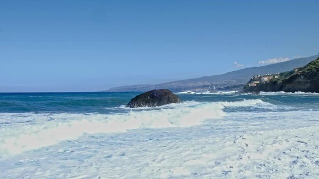Las Aquas ein kleiner Ort an der Nordk&uuml;ste von Teneriffa. Bekannt und gerne besucht wegen dieser vorgelagerten  Felsen.