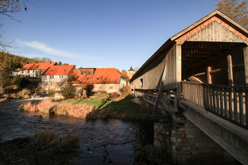Fototapeta na wymiar Hölzerne Hausbrücke über die Ilm in Buchfart (Weimarer Land)
