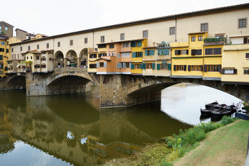 Fototapeta na wymiar Ponte Vecchio in Flornce across the Arno River