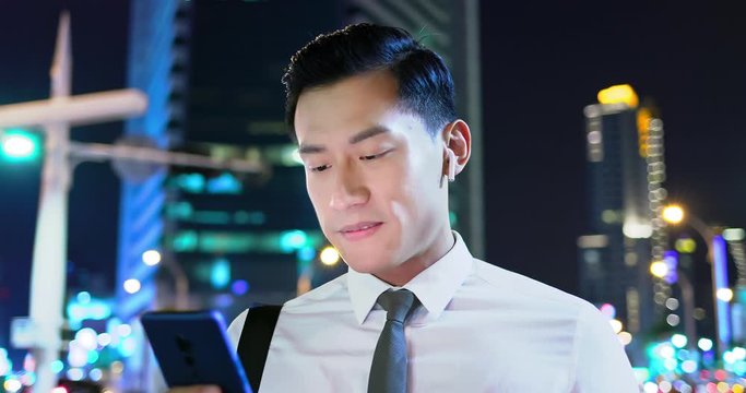 asian man wear wireless earbuds