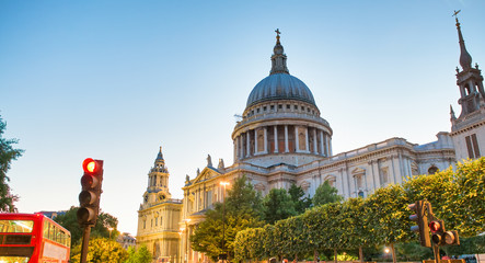 Fototapeta premium St Paul Cathedral at night with red bus and city traffic