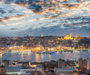 Obraz premium Istanbul skyline at sunset, aerial view from Beyoglu, Turkey