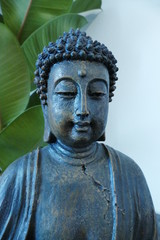 Buddha Statue mit Blatt