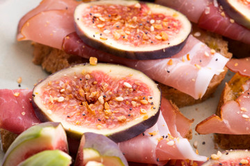 Sandwich with prosciutto, fig and olive oil