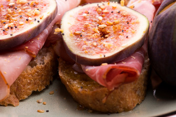 Sandwich with prosciutto, fig and olive oil