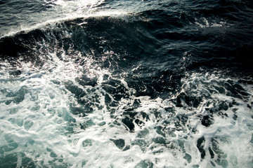 Fototapeta premium waves from boat view sunny day