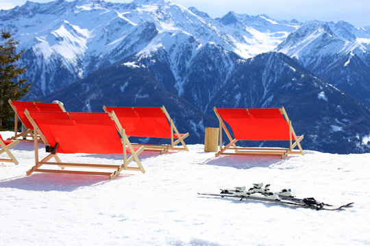 Skifahrer genie&szlig;en das sch&ouml;ne Wetter im Liegestuhl