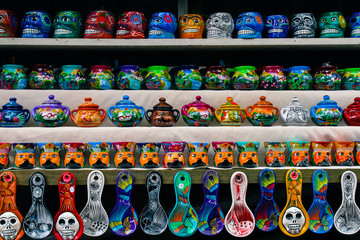 Artesanías coloridas mexicanas