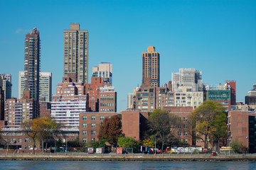 Fototapeta na wymiar Skyline of Roosevelt Island with the Upper East Side of Manhattan in New York City in the background