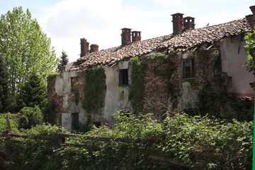 Fototapeta na wymiar ruins of an old farm in the countryside