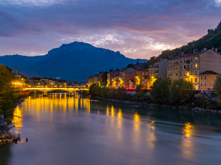 Fototapeta na wymiar Grenoble Quais lumiére