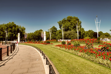 Naklejka premium LONDON, UK - JUNE 2015: Tourists enjoy St James Park on a beautiful sunny day