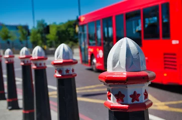 Foto op Plexiglas Rode bus die stadsstraten doorkruist in Londen © jovannig