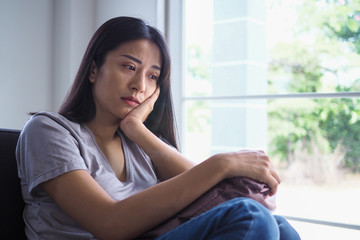 Obraz premium Asian women with mental illness, anxiety, hallucinations, mental falls