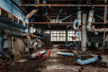 Foto op Aluminium Donker industrieel interieur van een fabriekshoekopname © Sved Oliver