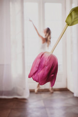 Ballerina mit Tulpe