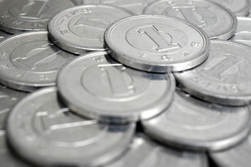 The surface of Japanese aluminum coins is 1 yen. News about the economy and the central bank of Japan. Refinancing rate, inflation and deflation. Savings, financial and stock market. Enhanced contrast