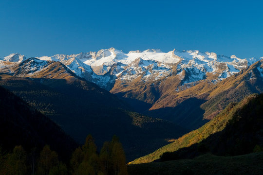 Amanecer en el macizo del Aneto y Maladeta (Valle de Ar&aacute;n)