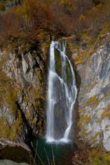 Salto de agua (Saut deth Pish) en otoño. Valle de Arán, Pirineo