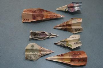 bills money billetes de euros de curso legal y otros haciendo figuras de avion