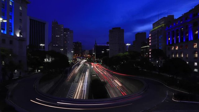 Time lapse de anoitecer na cidade de S&atilde;o Paulo, Brasil, com vista para eixo norte-sul