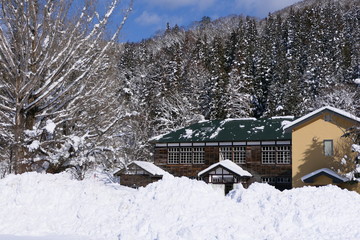 Fototapeta na wymiar 豪雪の喰丸小学校。昭和　福島　日本。１月下旬。