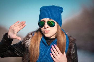 Tanya. Woman face blue hat, sunglasses!