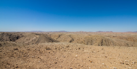 Panorama der sandigen, trockenen Landschaft der Wüste Namib südlich von Swakopmund, Namibia